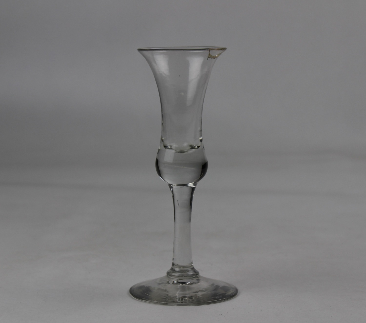 Schnapsglas mit bauchigem Kuppaboden (Museum Baruther Glashütte CC BY-NC-SA)