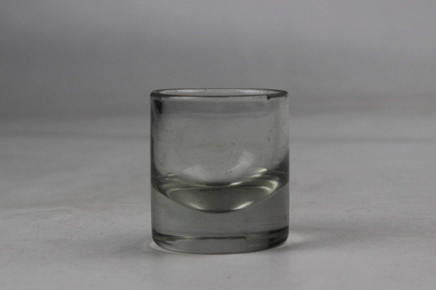 Kleines Schnapsglas mit Bodenkugel (Museum Baruther Glashütte CC BY-NC-SA)