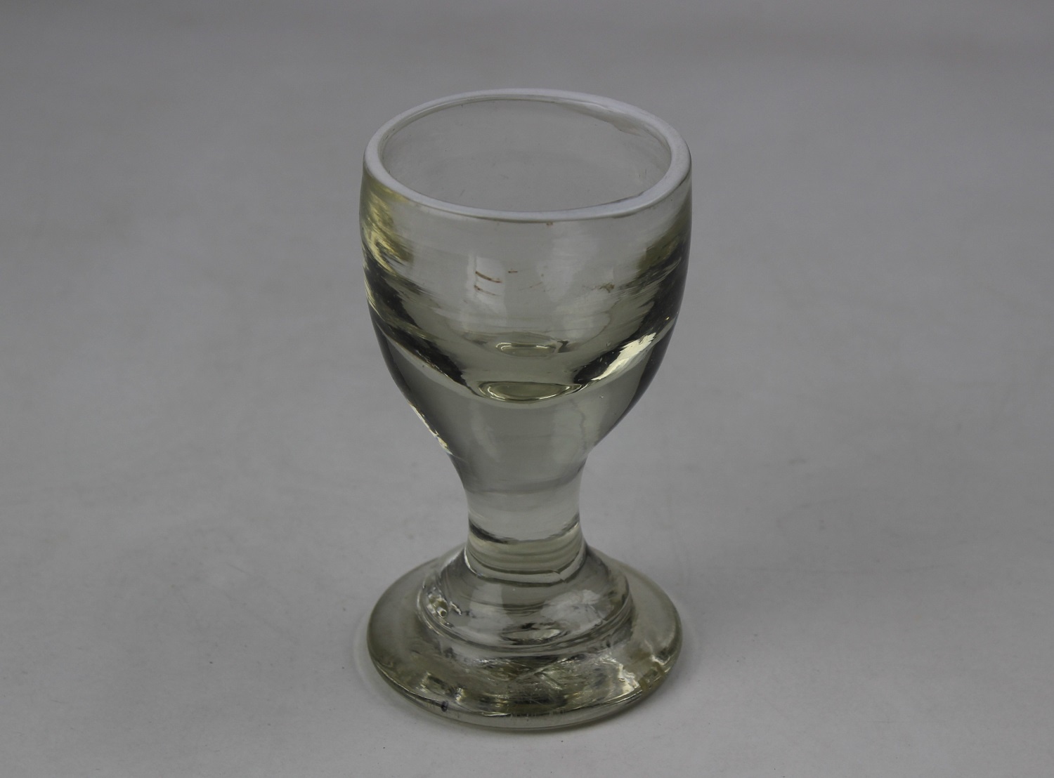Schnapsglas mit weißem Lippenrand (Museum Baruther Glashütte CC BY-NC-SA)