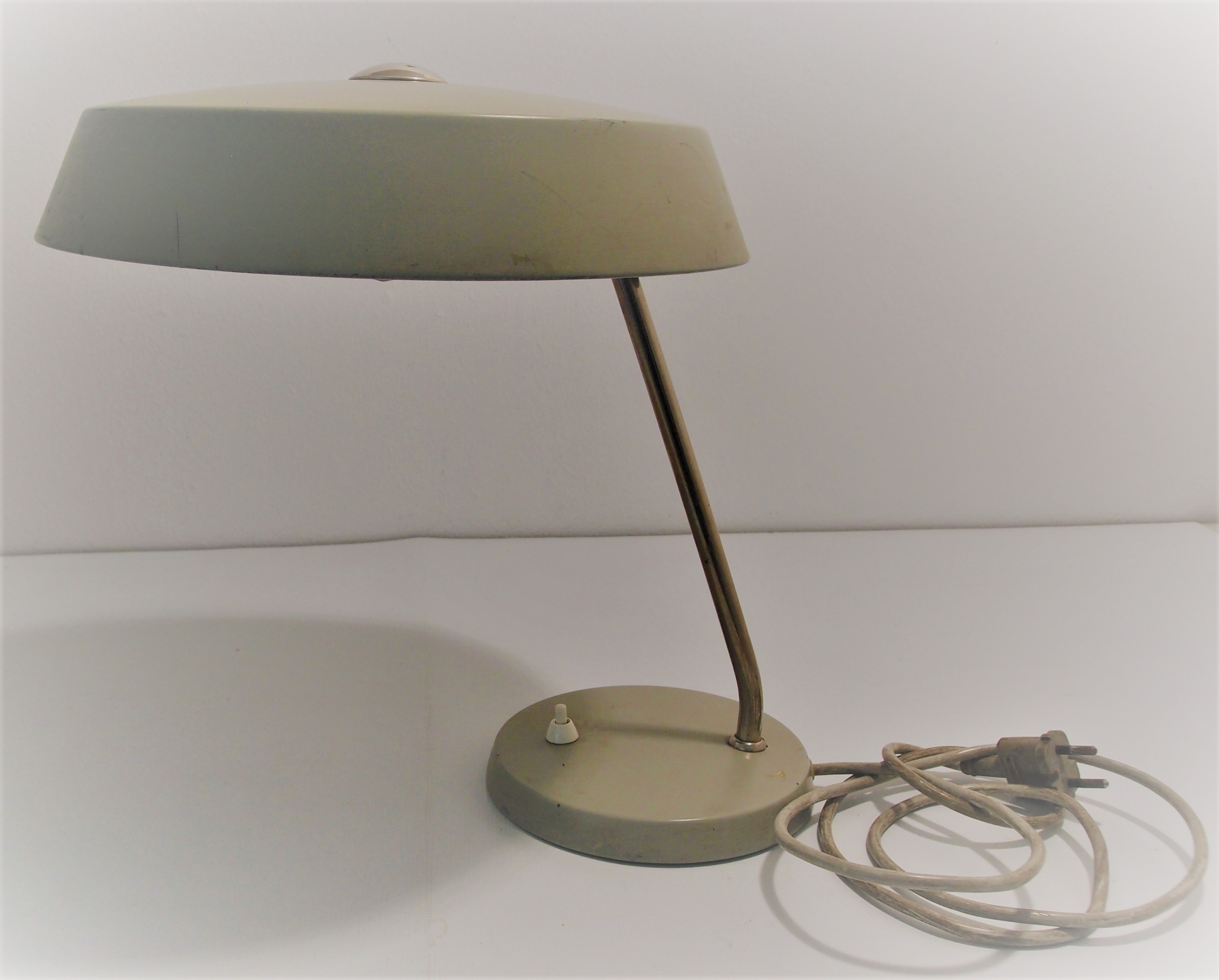 Graue Schreibtischlampe (Museum für Stadtgeschichte Templin CC BY-NC-SA)