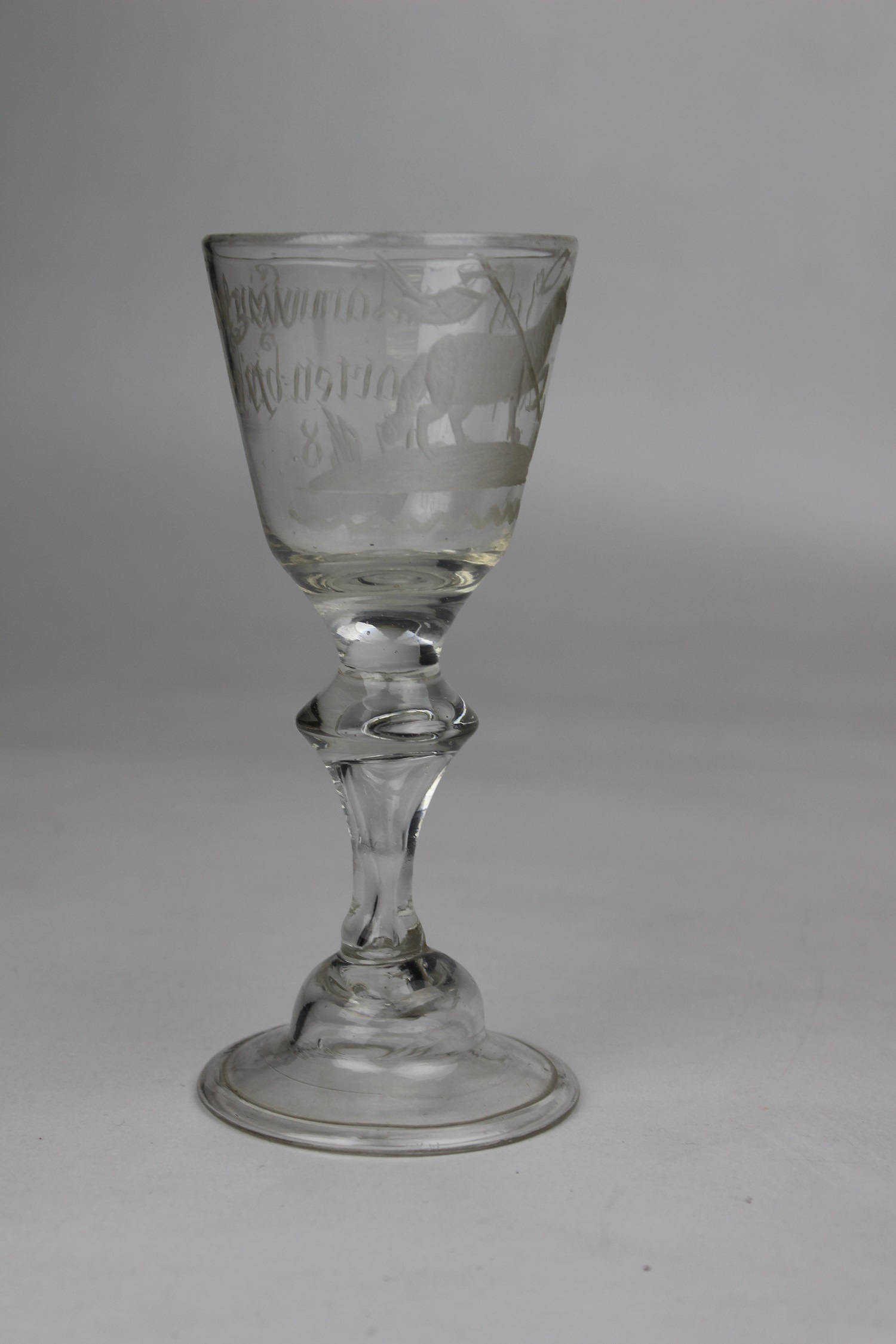 Kelchglas mit Glasschnitt (Lamm Gottes und Devise: Ich dem Lämmlein jederzeit, aufzuwarten bin bereit.) (Museum Baruther Glashütte CC BY-NC-SA)
