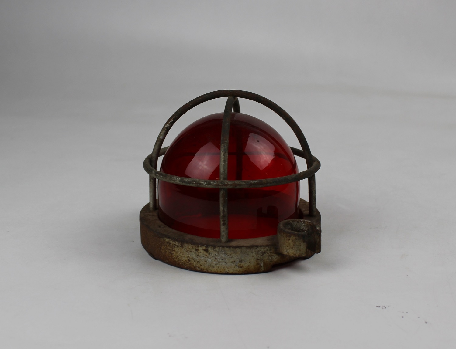 U-Boot-Lampe, rotes Glas mit Armatur (Museum Baruther Glashütte CC BY-NC-SA)