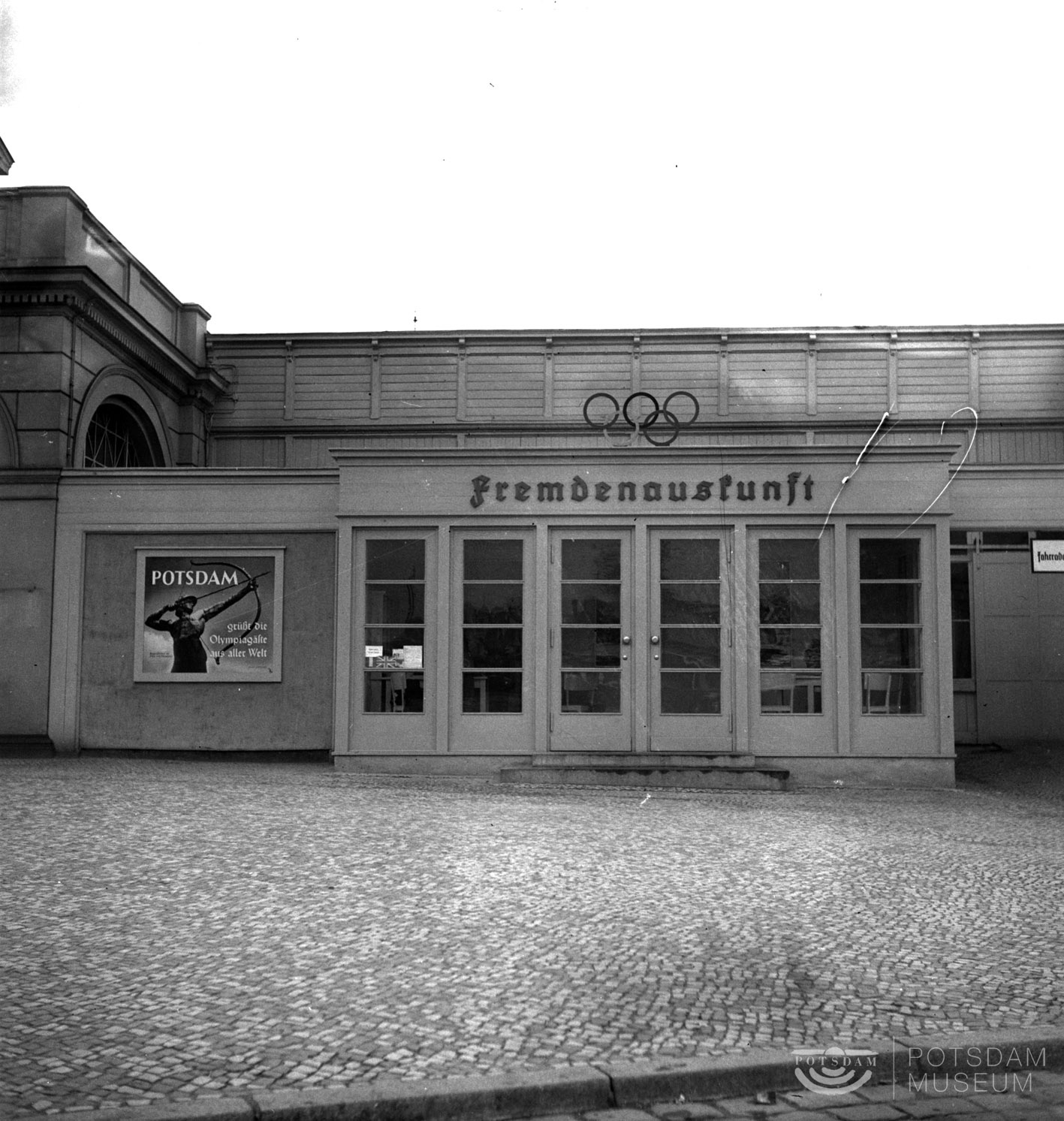 Potsdam, Fremdenauskunft am Hauptbahnhof (Potsdam Museum - Forum für Kunst und Geschichte CC BY-NC-SA)