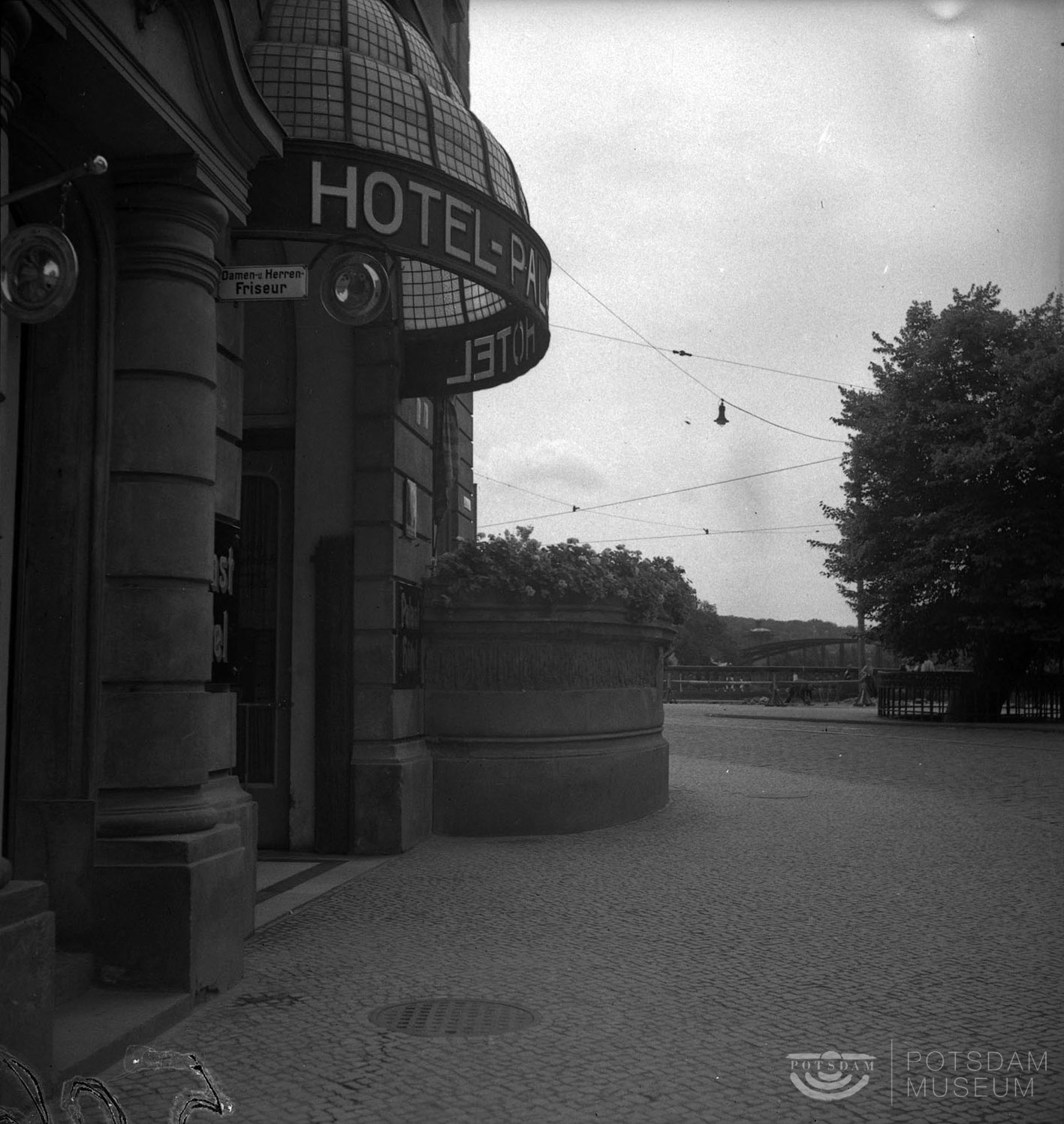 Potsdam, Eingang zum Palast-Hotel (Potsdam Museum - Forum für Kunst und Geschichte CC BY-NC-SA)