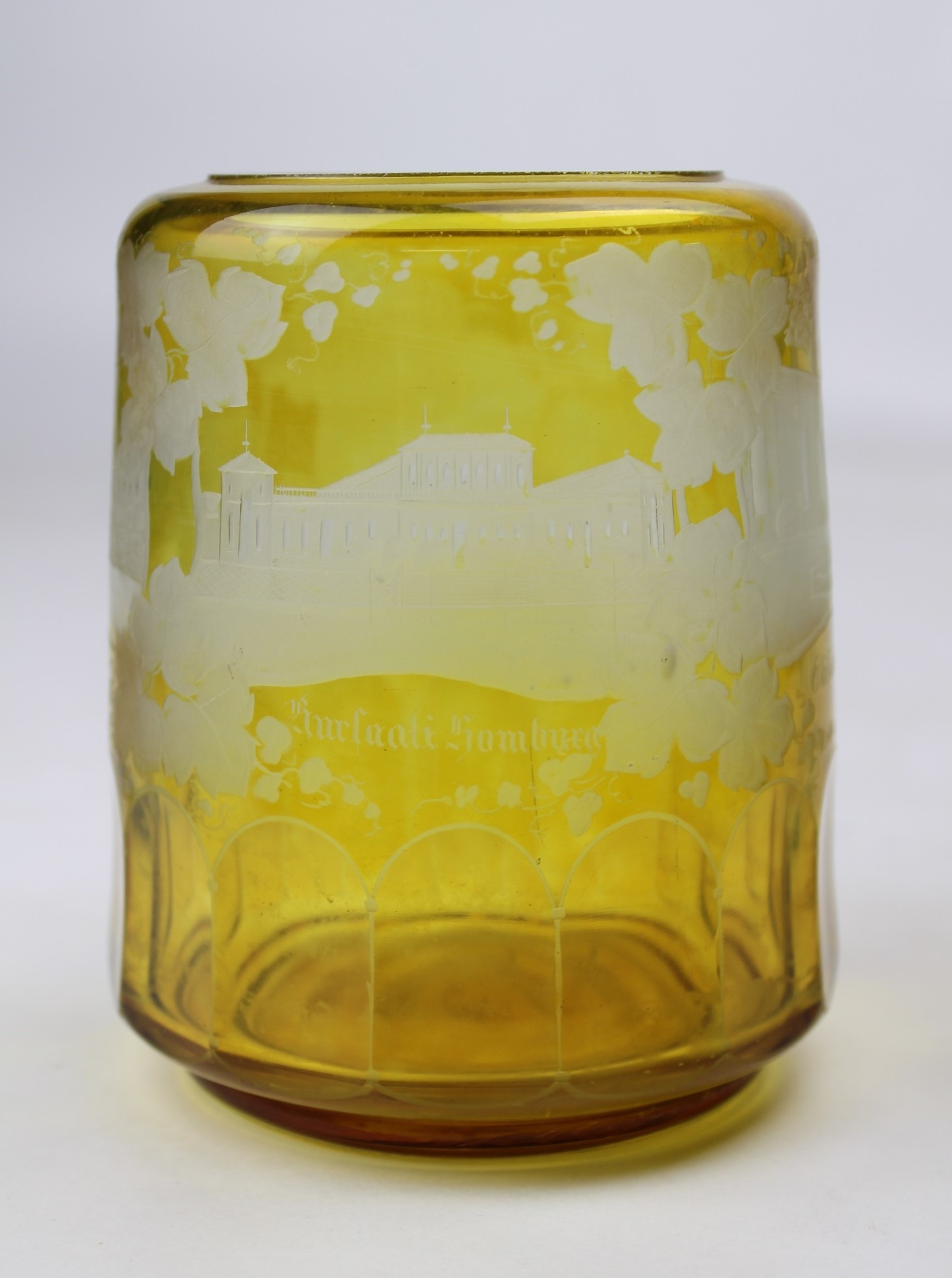 Gelb gebeizte Vase (Museum Baruther Glashütte CC BY-NC-SA)