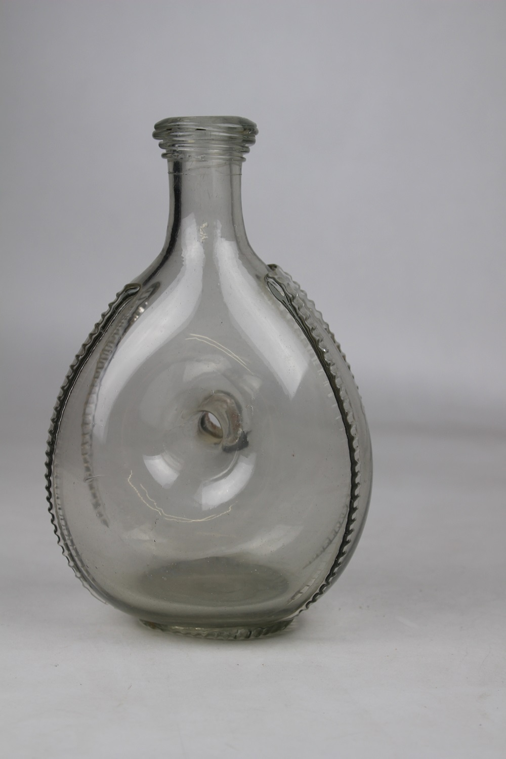 Flasche mit Zwackelband und Durchbruch/Loch (Museum Baruther Glashütte CC BY-NC-SA)