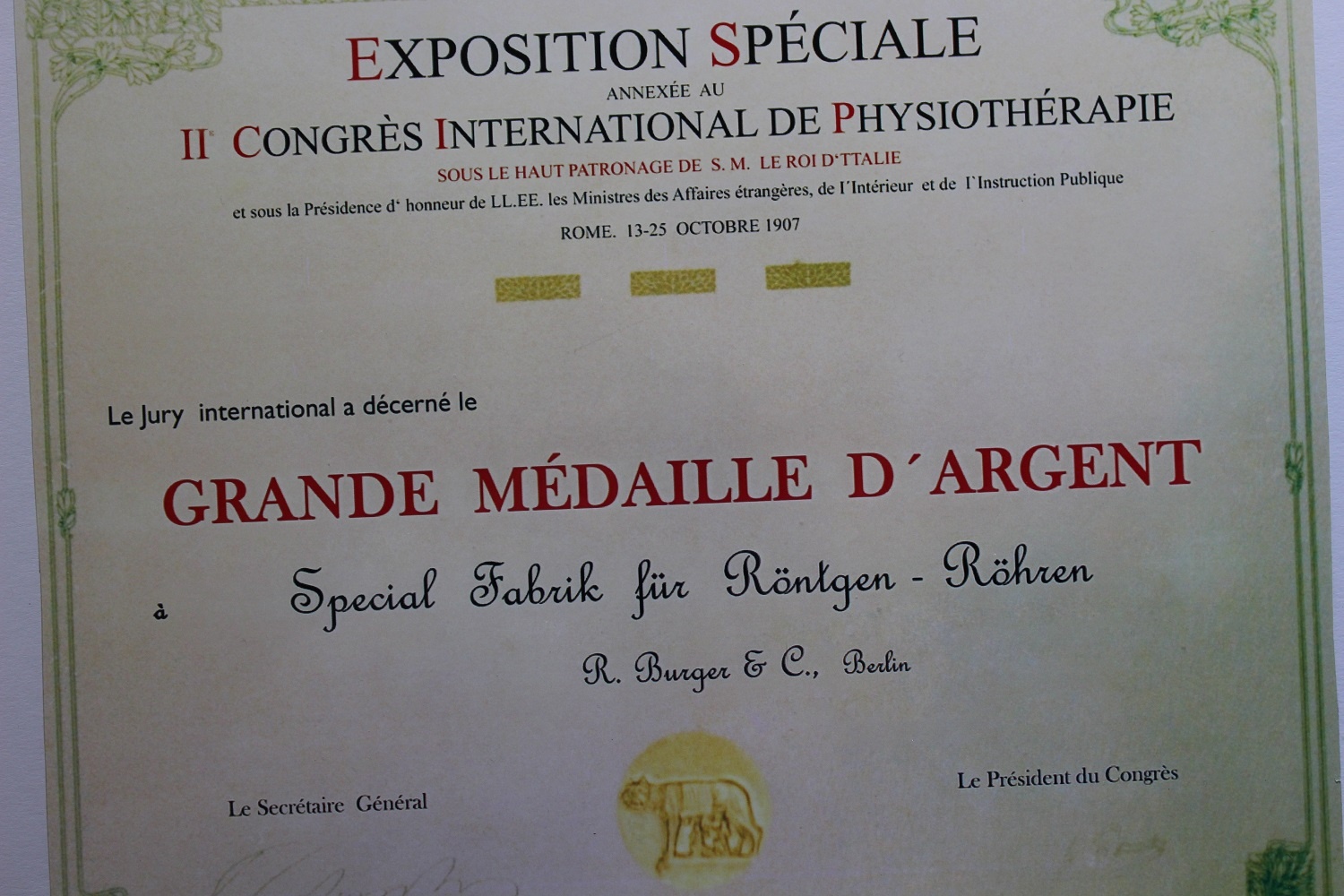 Reproduktion der Urkunde Grande Medaille D`Argent für die Spezialfabrik für Röntgenröhren Burger & Co. (Museum Baruther Glashütte CC BY-NC-SA)