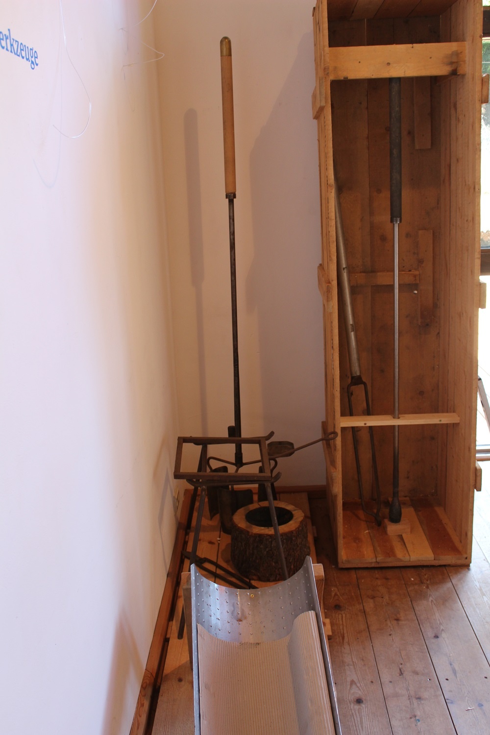 Werkzeuge zur Tafelglasherstellung (Museum Baruther Glashütte CC BY-NC-SA)