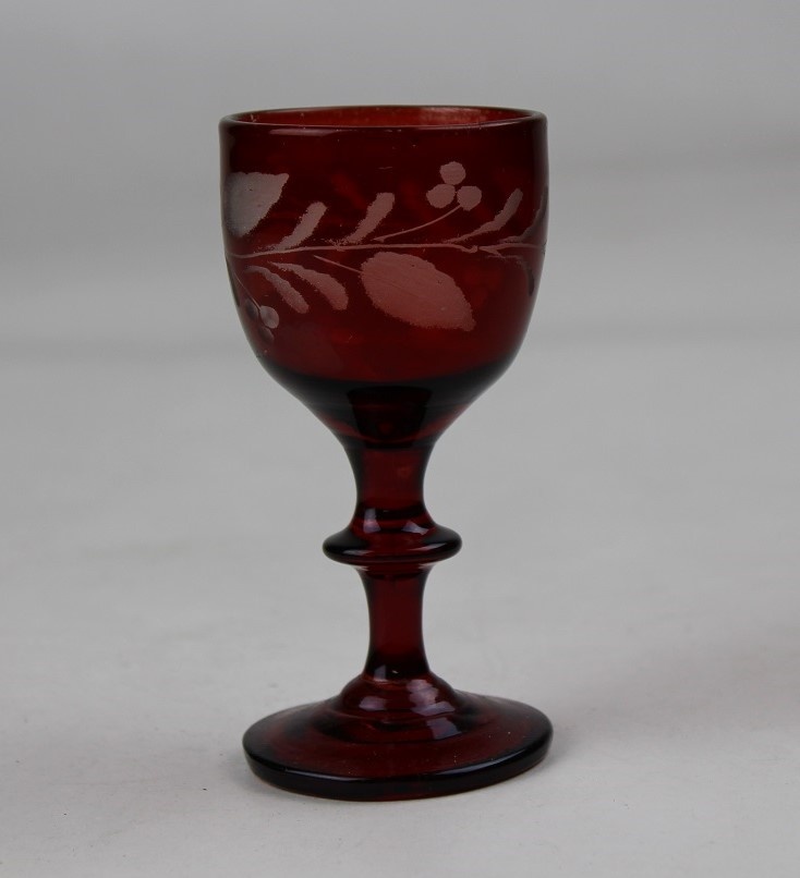 Schnaps- oder Likörglas mit Blütenranke (Museum Baruther Glashütte CC BY-NC-SA)