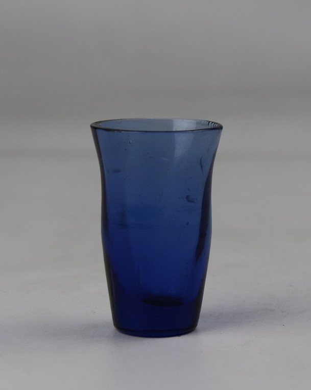 Blaues Schnapsglas (Museum Baruther Glashütte CC BY-NC-SA)