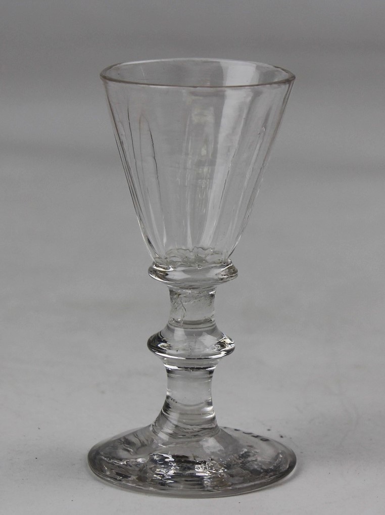 kleines Schnapsglas (Museum Baruther Glashütte CC BY-NC-SA)