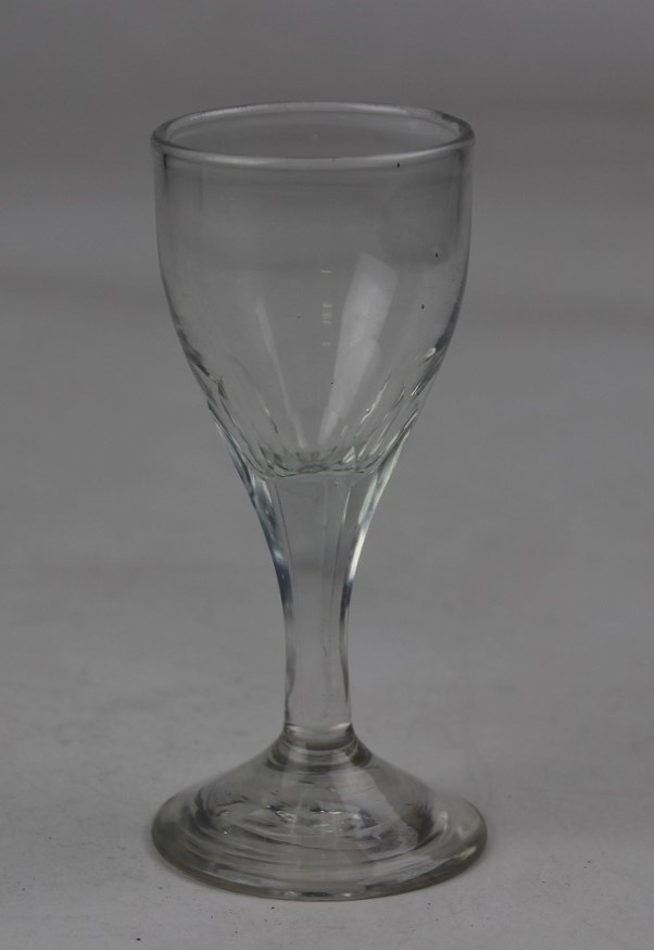 Schnapsglas (Museum Baruther Glashütte CC BY-NC-SA)