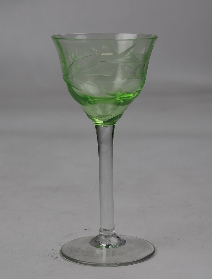 Schnapsglas urangrün (1 von 3 UV-Gläser) (Museum Baruther Glashütte CC BY-NC-SA)