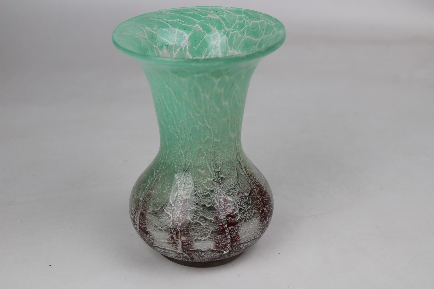 Ikora-Vase mit türkis-rotem Zwischenschichtdekor (Museum Baruther Glashütte CC BY-NC-SA)