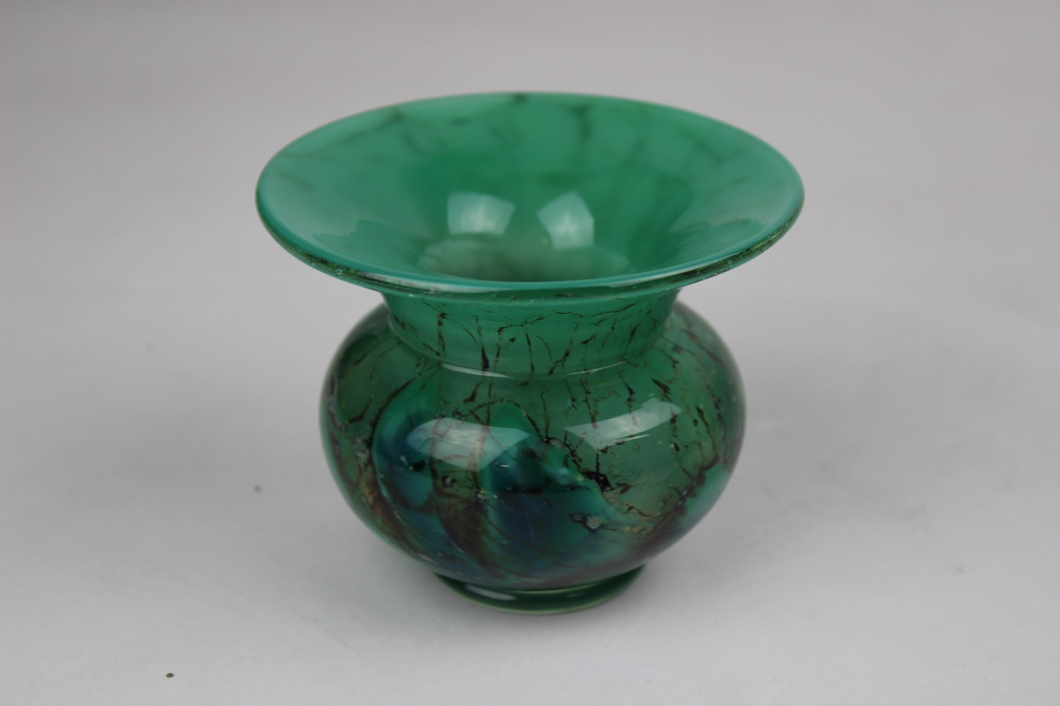 Ikora-Vase mit blau-türkisem Zwischenschichtdekor (Museum Baruther Glashütte CC BY-NC-SA)