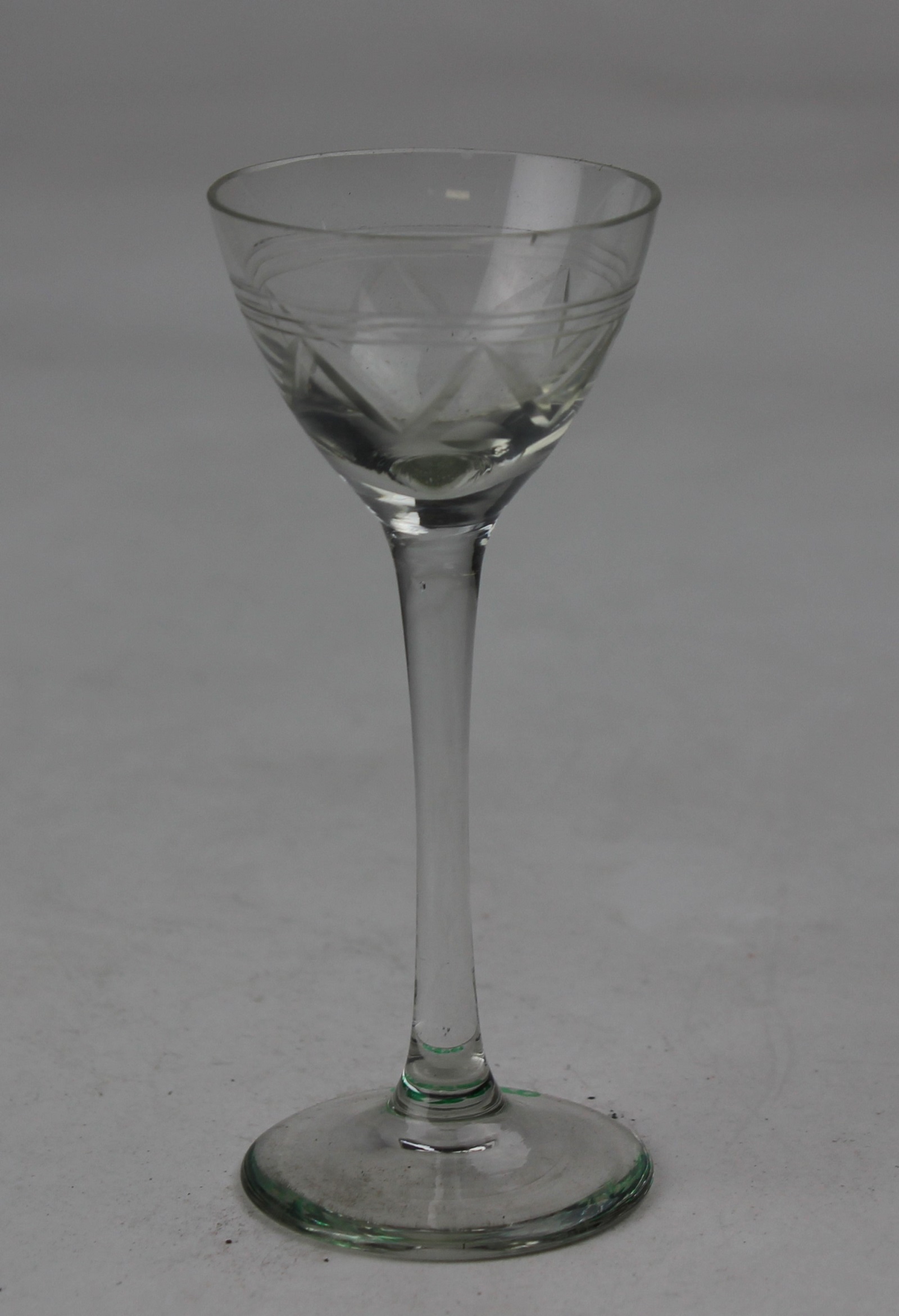 Likörglas mit Schnitt (Museum Baruther Glashütte CC BY-NC-SA)