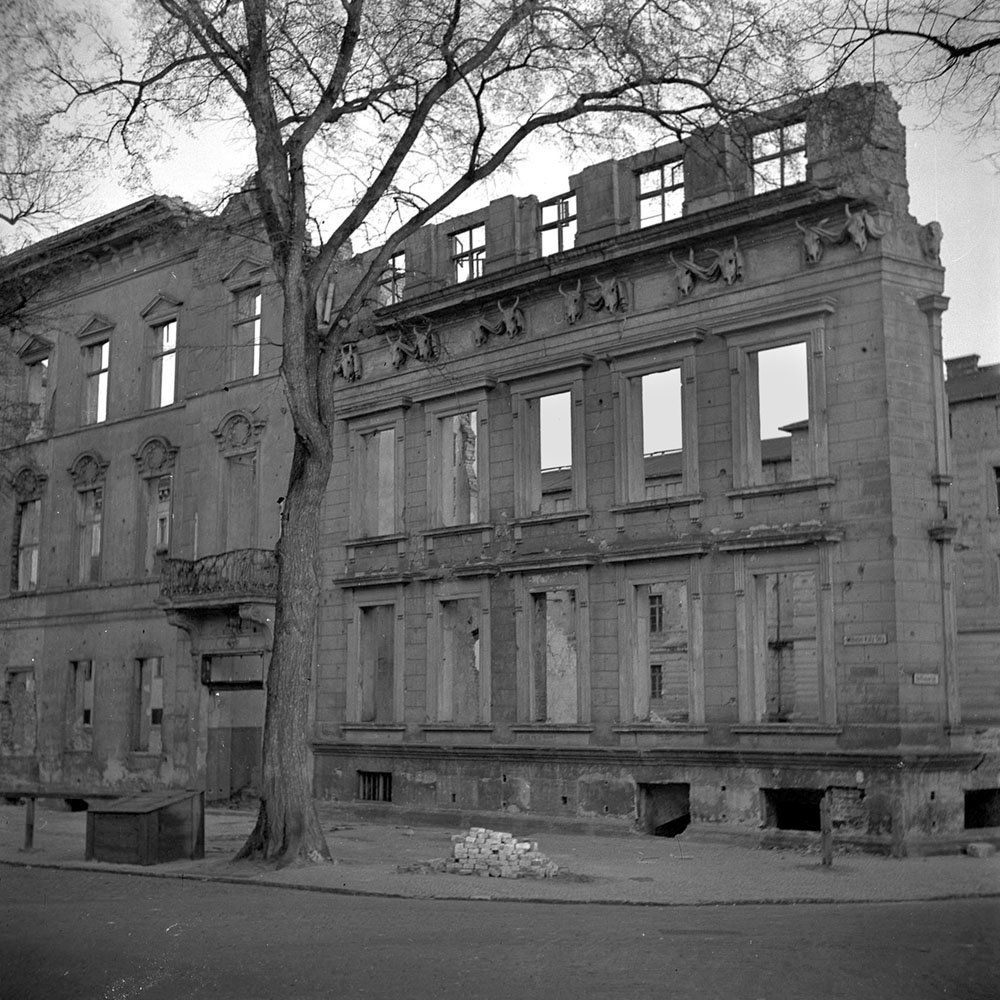 Blick über die Breite Straße auf die Ruine des Ochsenkopfhauses (Potsdam Museum - Forum für Kunst und Geschichte CC BY-NC-SA)