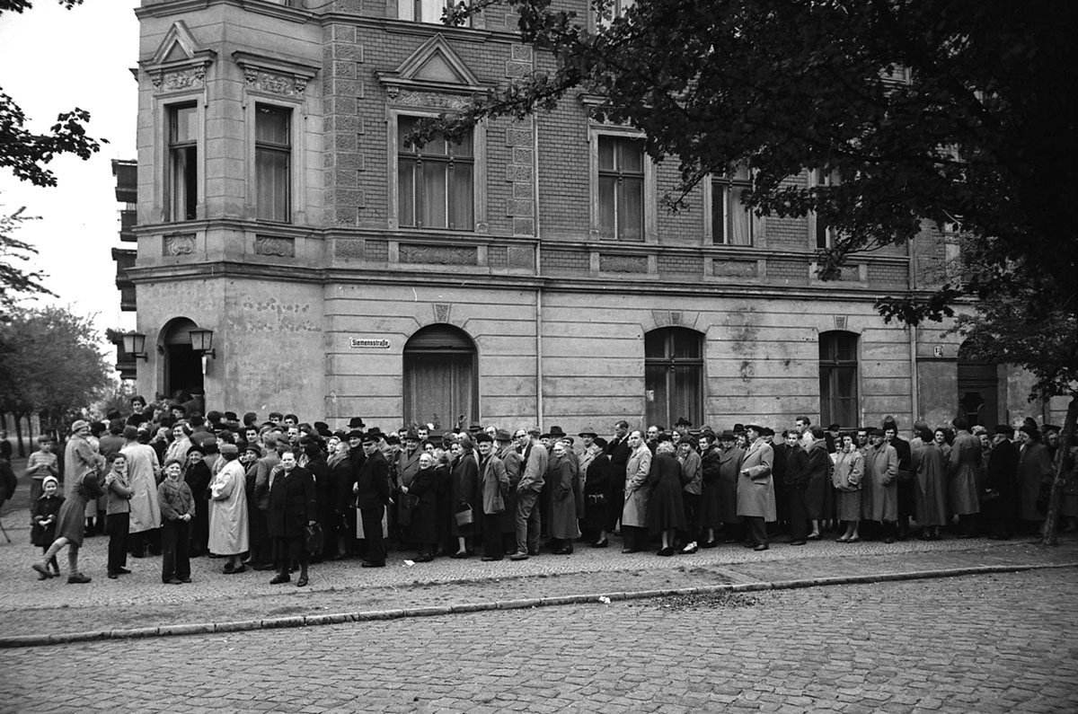 Menschenschlange an der Geldumtauschstelle (Potsdam Museum - Forum für Kunst und Geschichte CC BY-NC-SA)