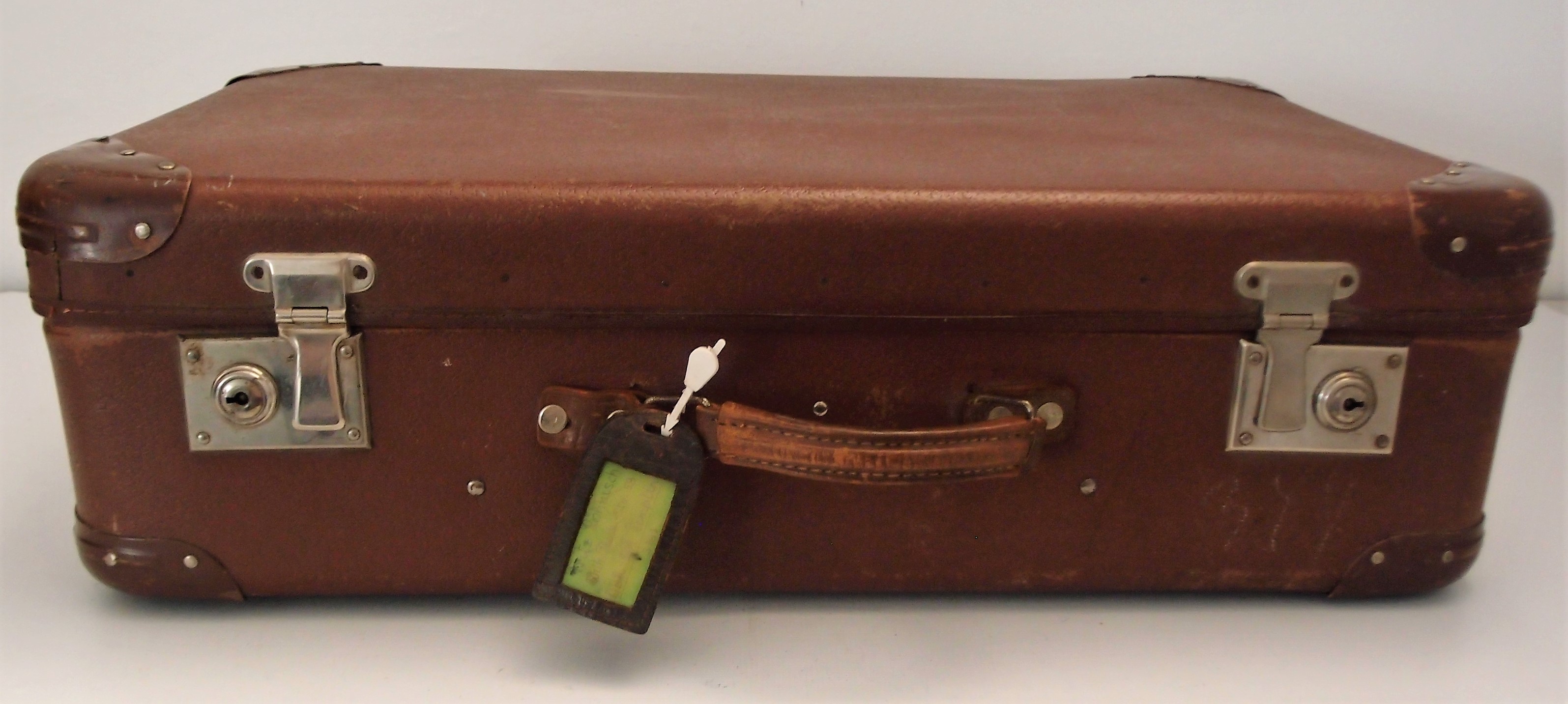 Koffer mit Adressanhänger (Museum für Stadtgeschichte Templin CC BY-NC-SA)