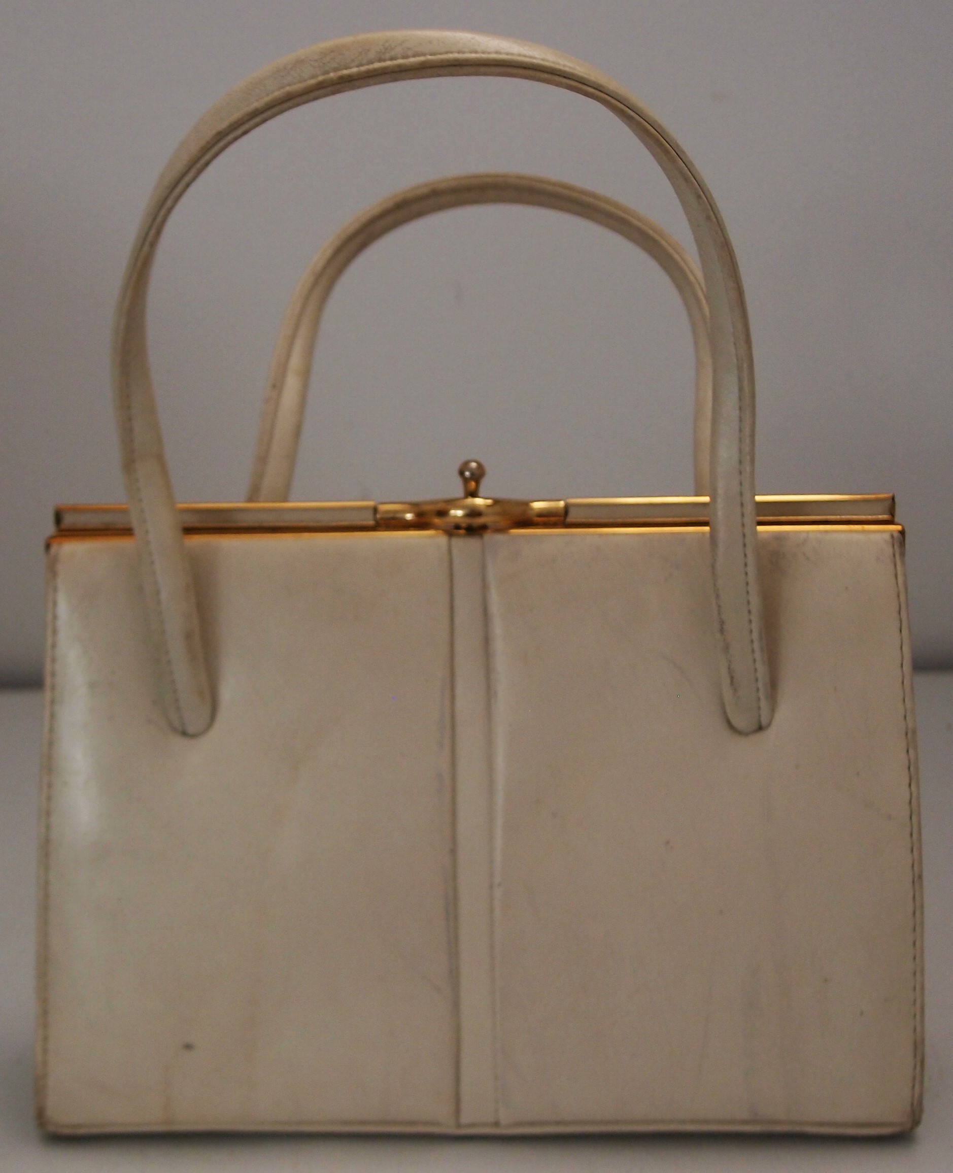 Weiße Damenhandtasche (Museum für Stadtgeschichte Templin CC BY-NC-SA)