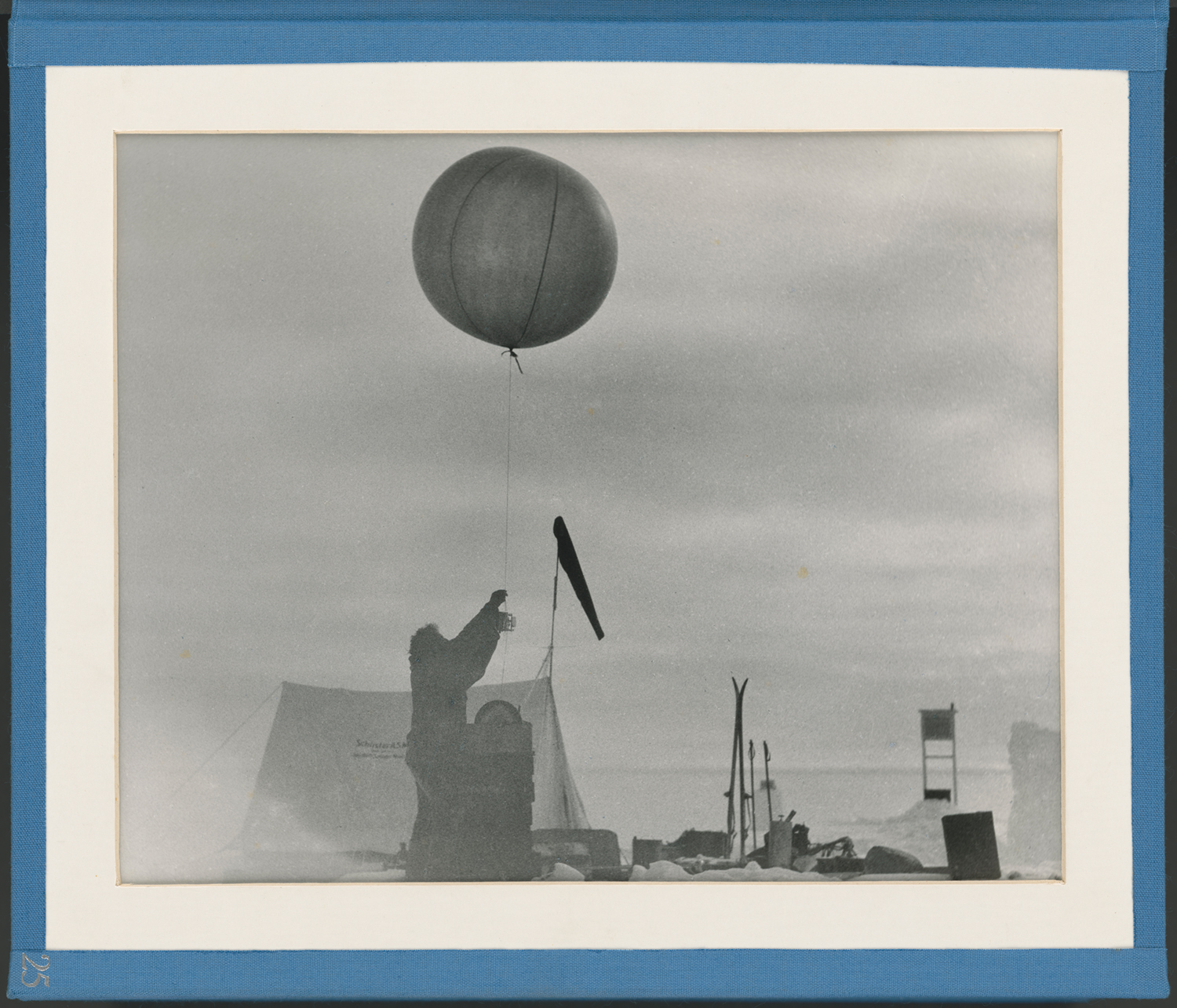 Der erste Aufstieg eines Fesselballons über dem Inlandeis (Alfred Wegener Museum CC BY-NC-SA)