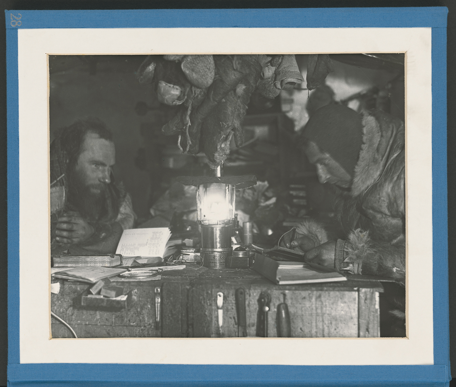 Der wissenschaftliche Arbeitsplatz in der Firnhöhle im Winter 1930/31 (Alfred Wegener Museum CC BY-NC-SA)