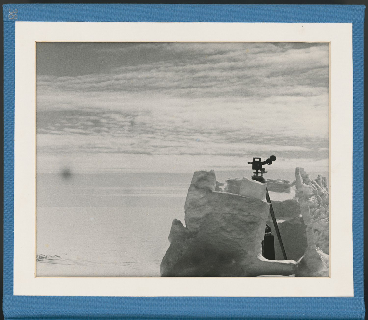 Der Beobachtungsturm nach überstandener Polarnacht (Alfred Wegener Museum CC BY-NC-SA)