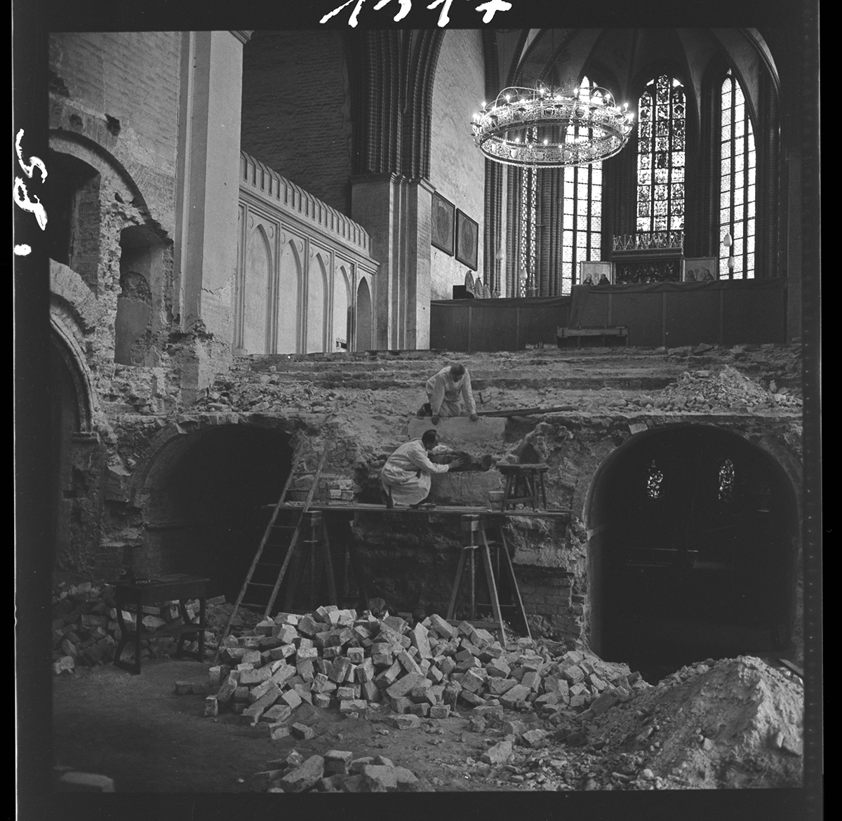 Restaurierungsarbeiten im Dom Sankt Peter und Paul zu Brandenburg an der Havel, September 1963 (Museum und Galerie Falkensee CC BY-NC-SA)