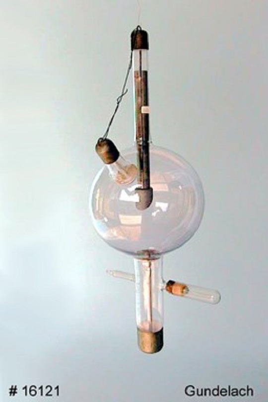 Ionen-Röntgenröhre wassergekühlt (Museum Baruther Glashütte CC BY-NC-SA)