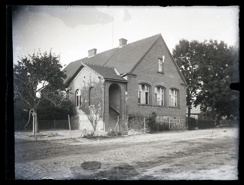 Schulhaus Brügge Außenansicht (Wegemuseum Wusterhausen/Dosse CC BY-NC-SA)