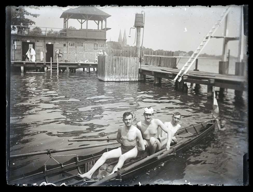 Drei junge Männer im Boot in der Badeanstalt Neuruppin (?Altruppin) (Wegemuseum Wusterhausen/Dosse CC BY-NC-SA)