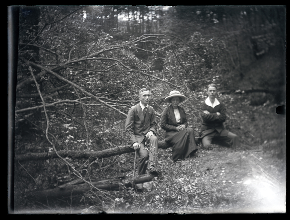 Gruppenbild im Wald (Wegemuseum Wusterhausen/Dosse CC BY-NC-SA)