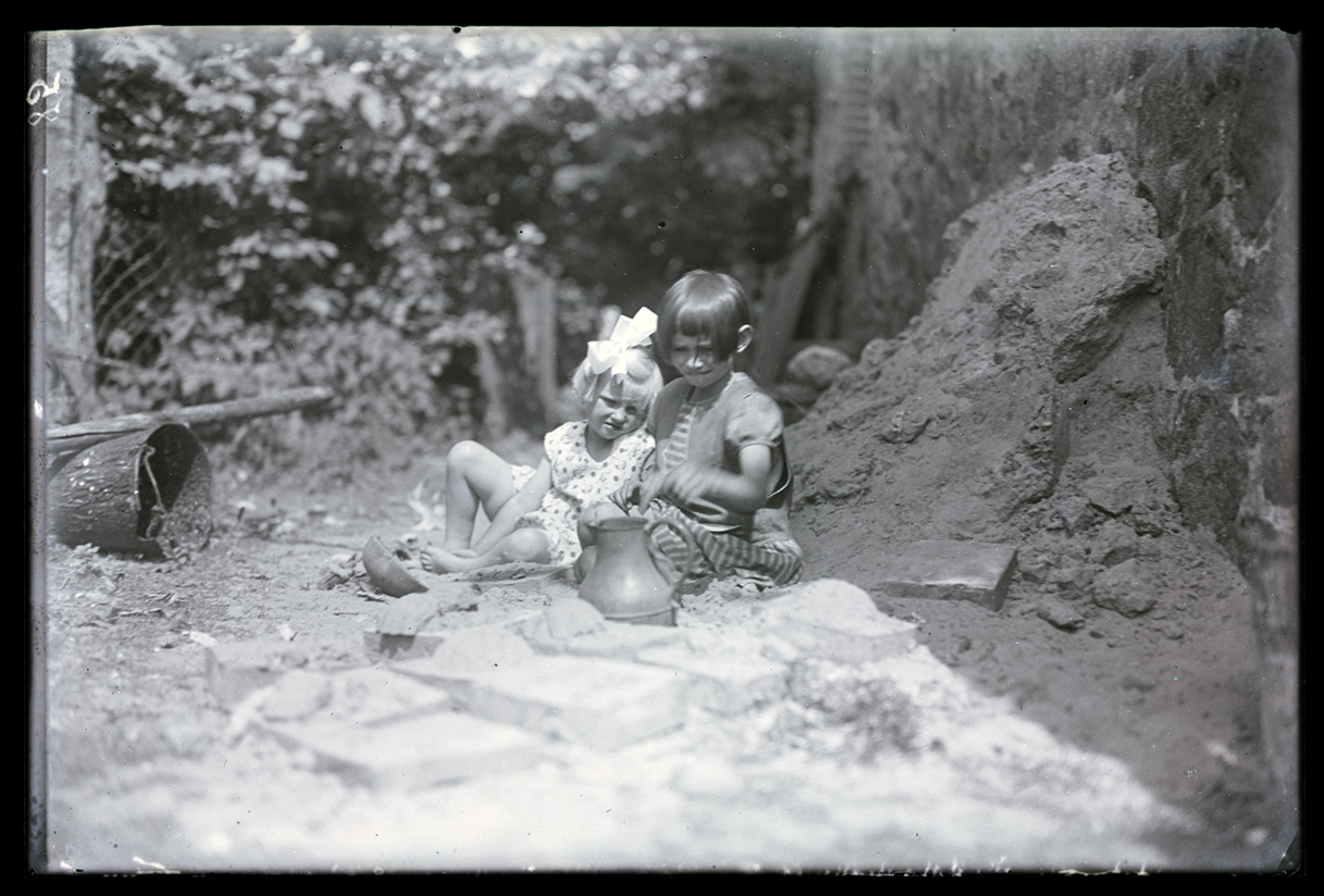 Zwei Kinder im Sand spielend (Wegemuseum Wusterhausen/Dosse CC BY-NC-SA)