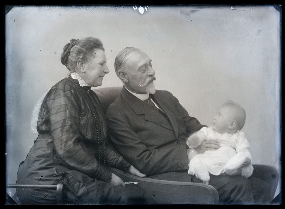 Emmy & Konrad zu Putlitz mit Enkel Wedigo v. der Schulenburg (Stadt- und Regionalmuseum Perleberg CC BY-NC-SA)