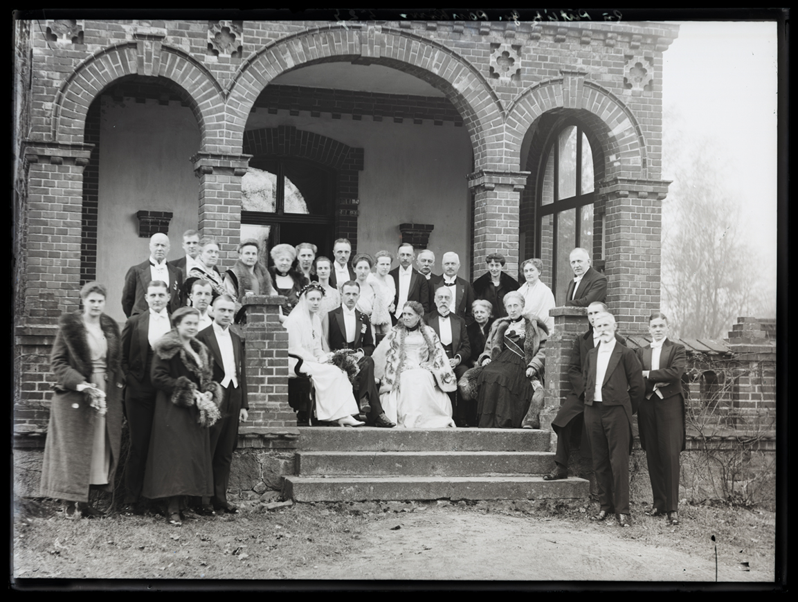 Gruppenporträt einer Hochzeitsgesellschaft auf der Terasse des Gutshauses in Groß Pankow (Stadt- und Regionalmuseum Perleberg CC BY-NC-SA)