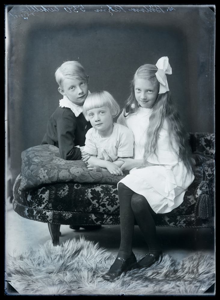 Gruppenporträt der Kinder Bernhard, Alfred und Dorothee von Bülow (Stadt- und Regionalmuseum Perleberg CC BY-NC-SA)