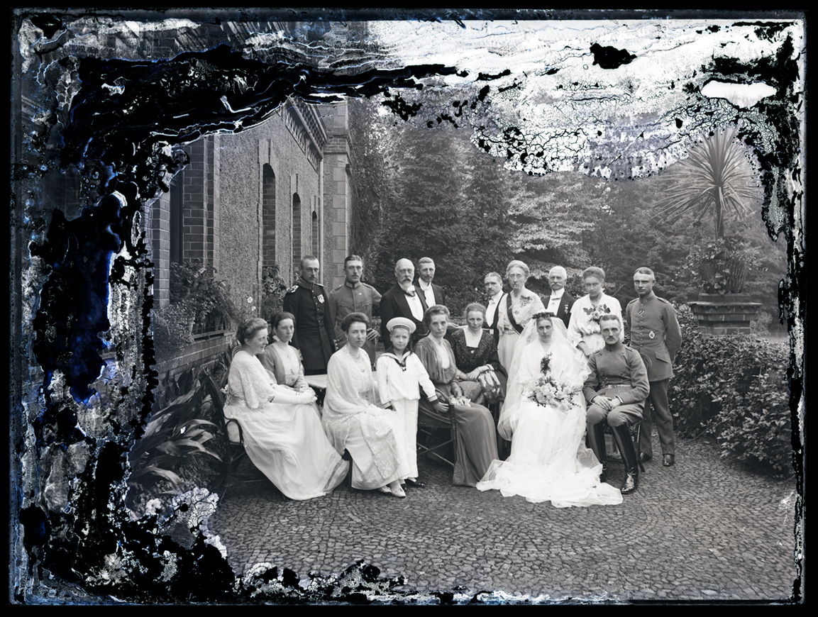 Gruppenporträt einer Hochzeitsgesellschaft auf der Terasse des Gutshauses in Groß Pankow 1916 (Stadt- und Regionalmuseum Perleberg CC BY-NC-SA)