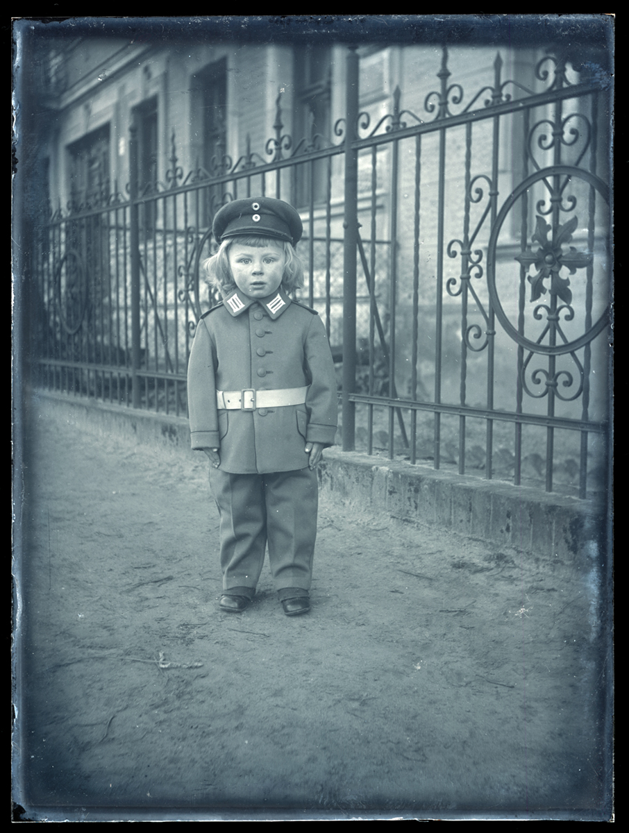Kind in Uniform (DDR Geschichtsmuseum und Dokumentationszentrum Perleberg CC BY-NC-SA)