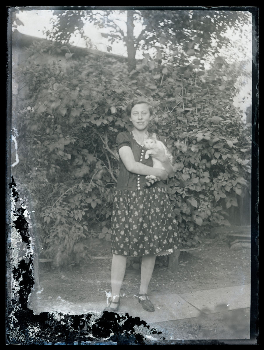 Junge Frau mit Katze (DDR Geschichtsmuseum und Dokumentationszentrum Perleberg CC BY-NC-SA)