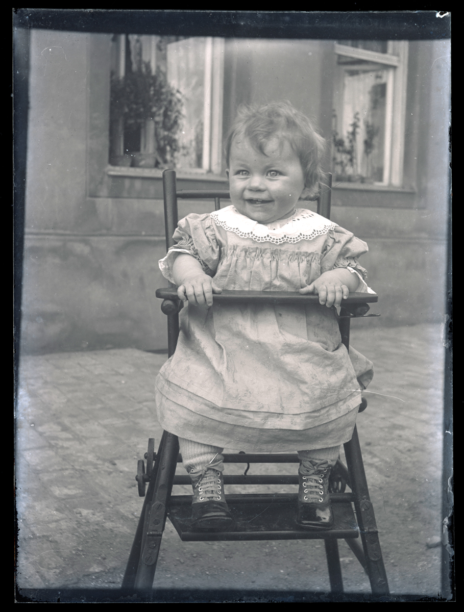 Kleinkind im Kinderhochstuhl (DDR Geschichtsmuseum und Dokumentationszentrum Perleberg CC BY-NC-SA)