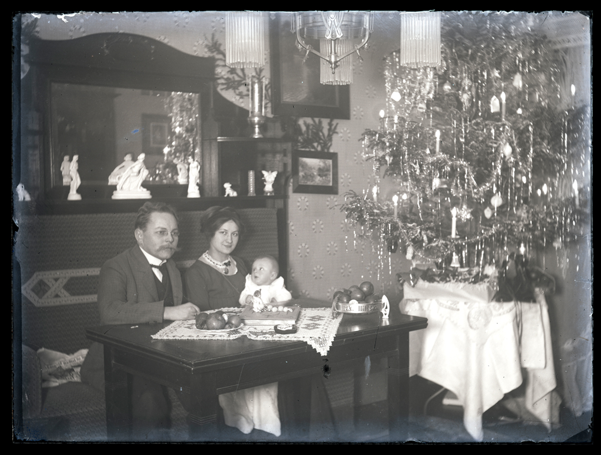 Junge Familie zu Weihnachten (DDR Geschichtsmuseum und Dokumentationszentrum Perleberg CC BY-NC-SA)