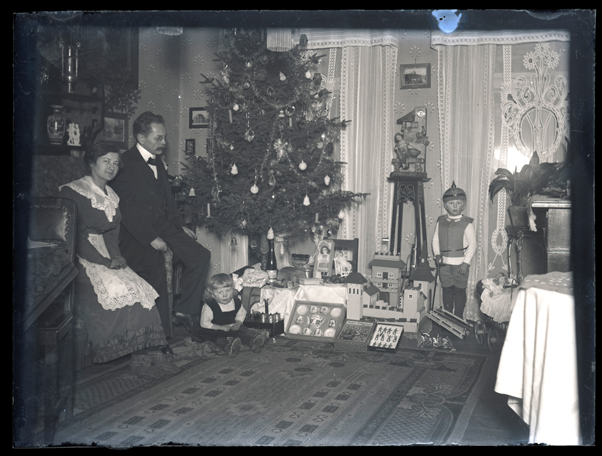 Familie zu Weihnachten (2) (DDR Geschichtsmuseum und Dokumentationszentrum Perleberg CC BY-NC-SA)