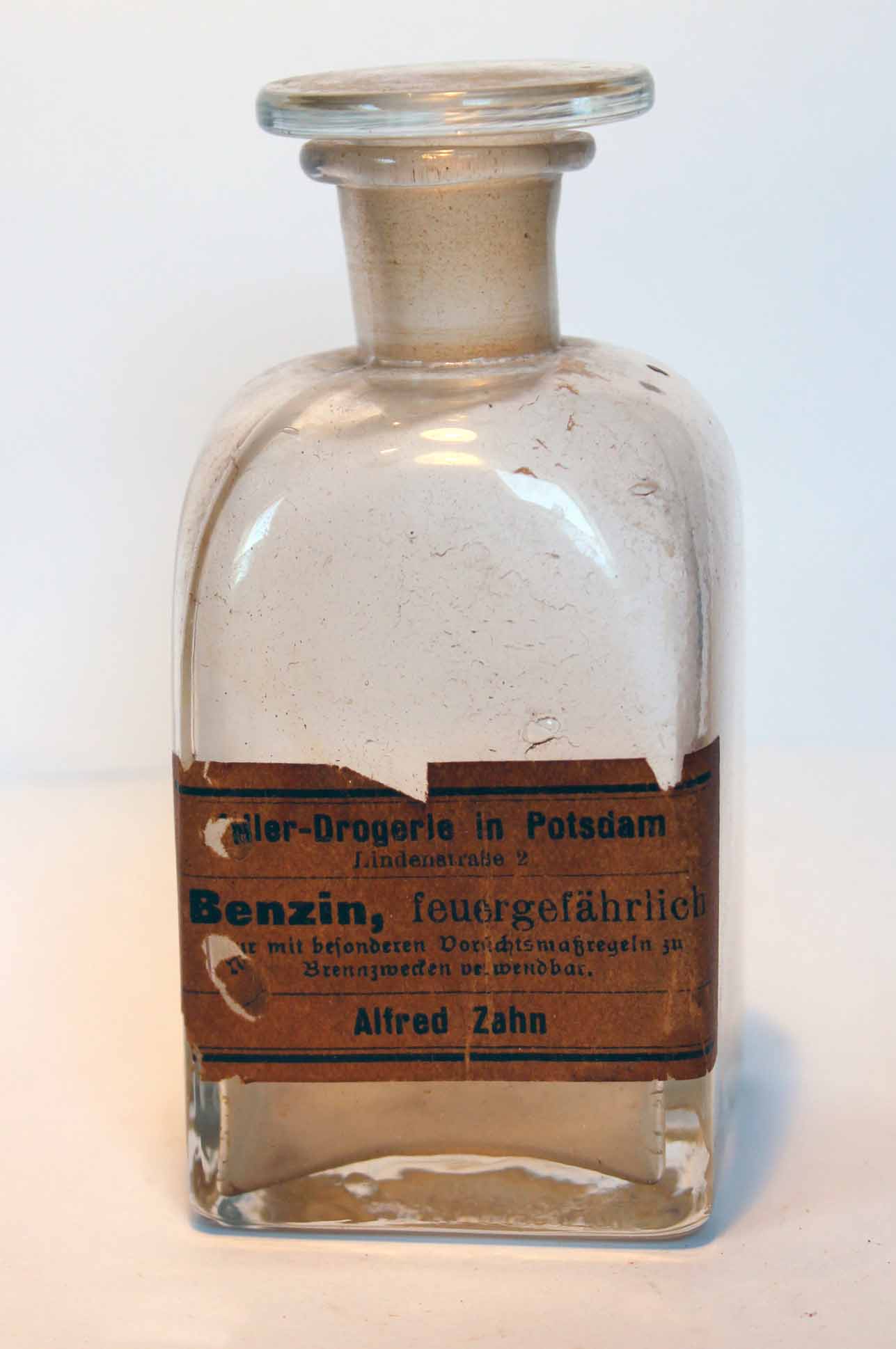 Vierkantflasche aus der Adler-Drogerie Potsdam (Potsdam Museum - Forum für Kunst und Geschichte CC BY-NC-SA)