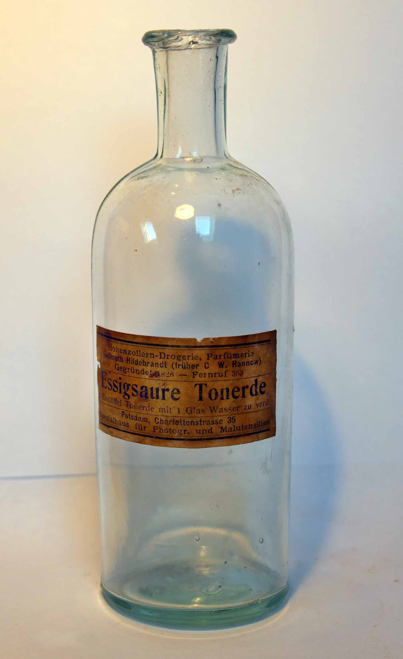 Flasche für essigsaure Tonerde aus der Hohenzollern-Drogerie Potsdam (Potsdam Museum - Forum für Kunst und Geschichte CC BY-NC-SA)