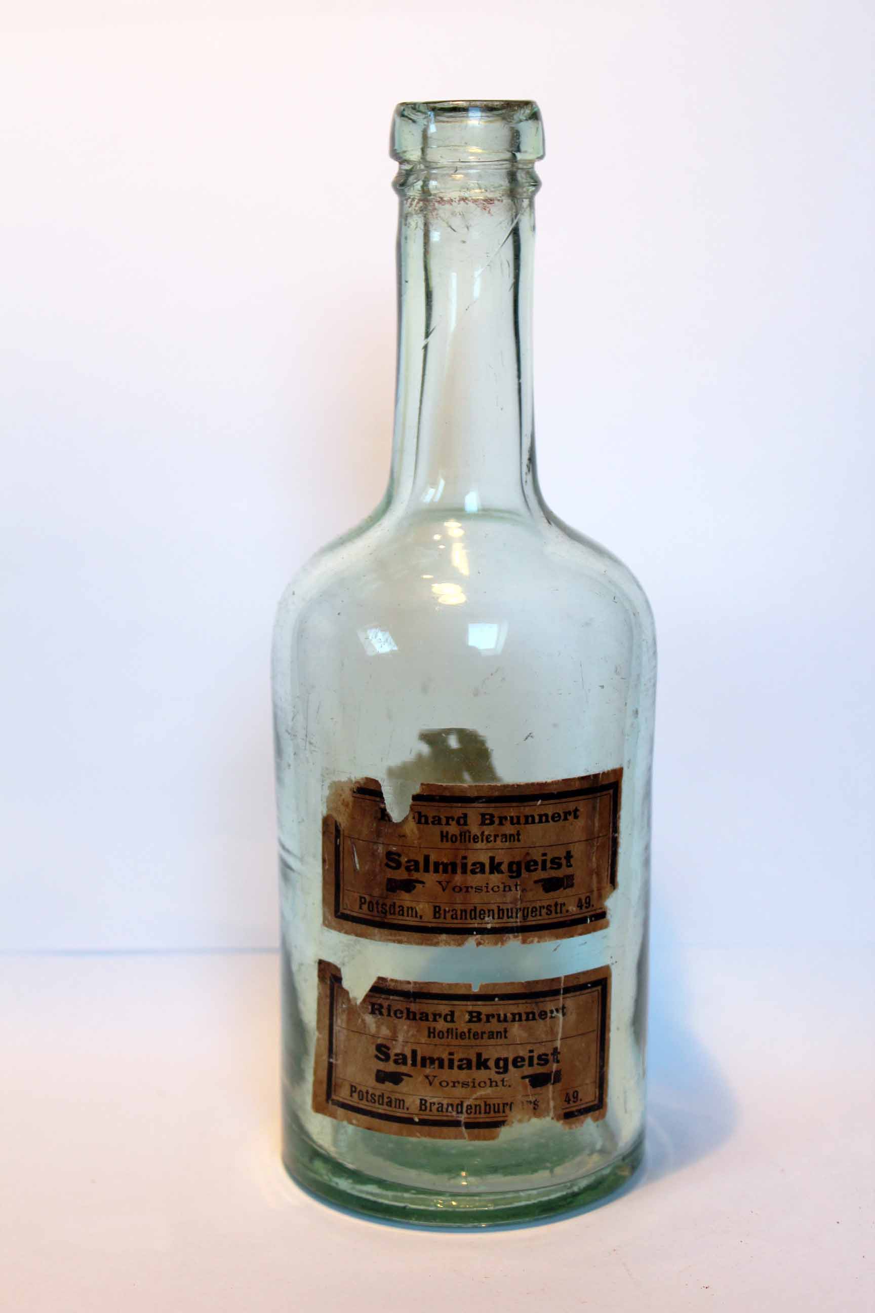 Flasche für Salmiakgeist aus der Drogen- und Parfümeriehandlung Richard Brunnert (Potsdam Museum - Forum für Kunst und Geschichte CC BY-NC-SA)