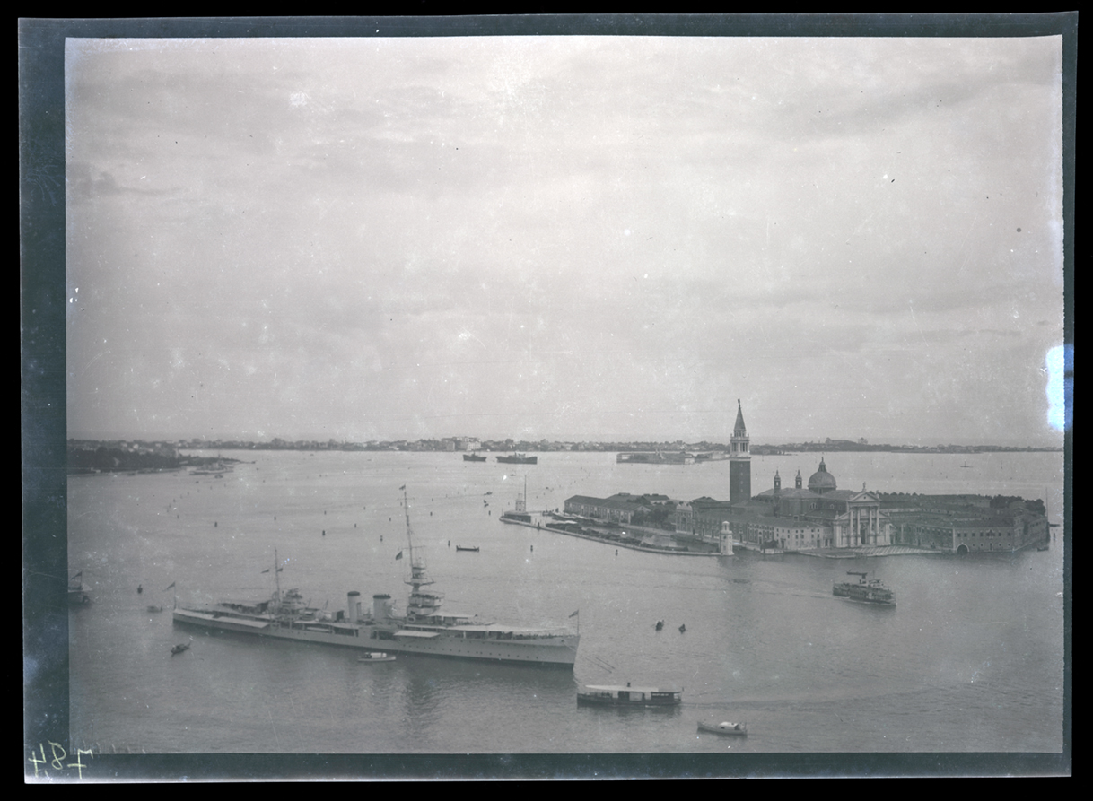 Venedig, Blick auf San Giorgio Maggiore mit Kriegsschiff (Pfarrhausmuseum Blüthen CC BY-NC-SA)