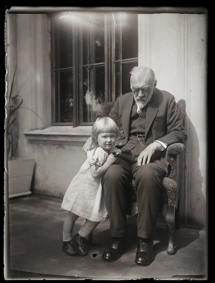 Großvater mit Enkelin (Stadt- und Regionalmuseum Perleberg CC BY-NC-SA)
