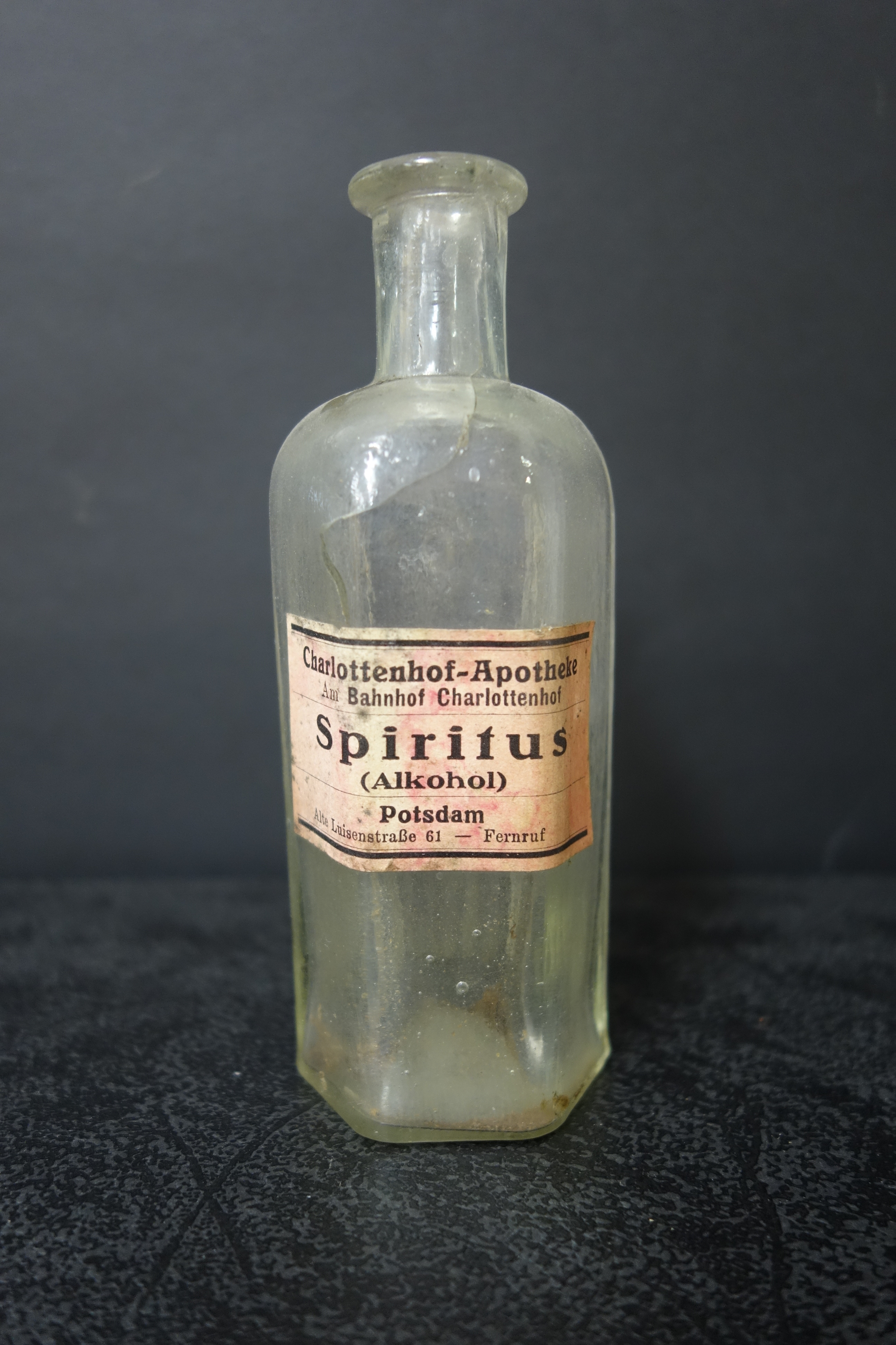 Spiritus-Flasche aus der Potsdamer Charlottenhof-Apotheke