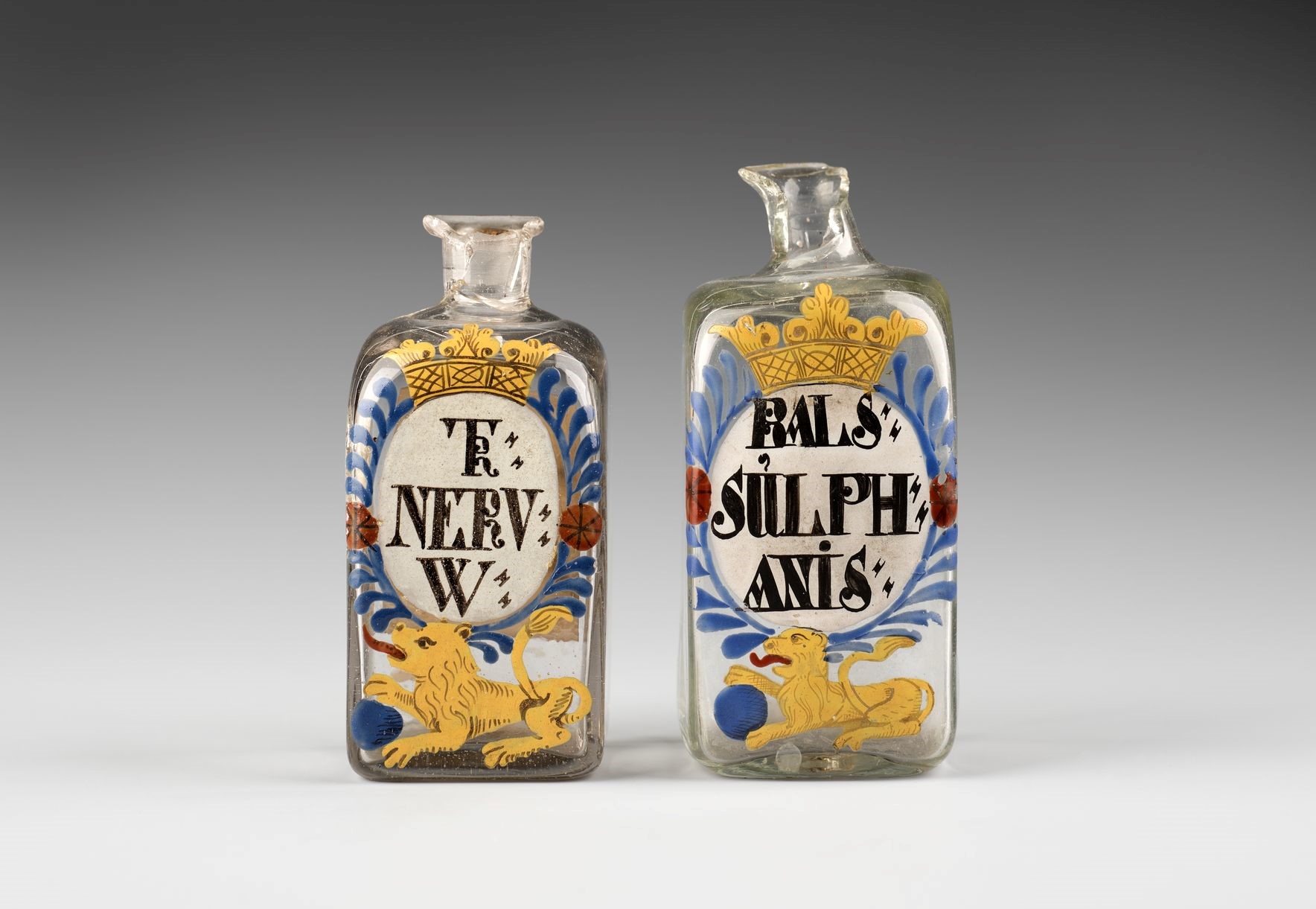 Emailbemalte Vierkantflaschen aus einer Löwen-Apotheke (Potsdam Museum - Forum für Kunst und Geschichte CC BY-NC-SA)