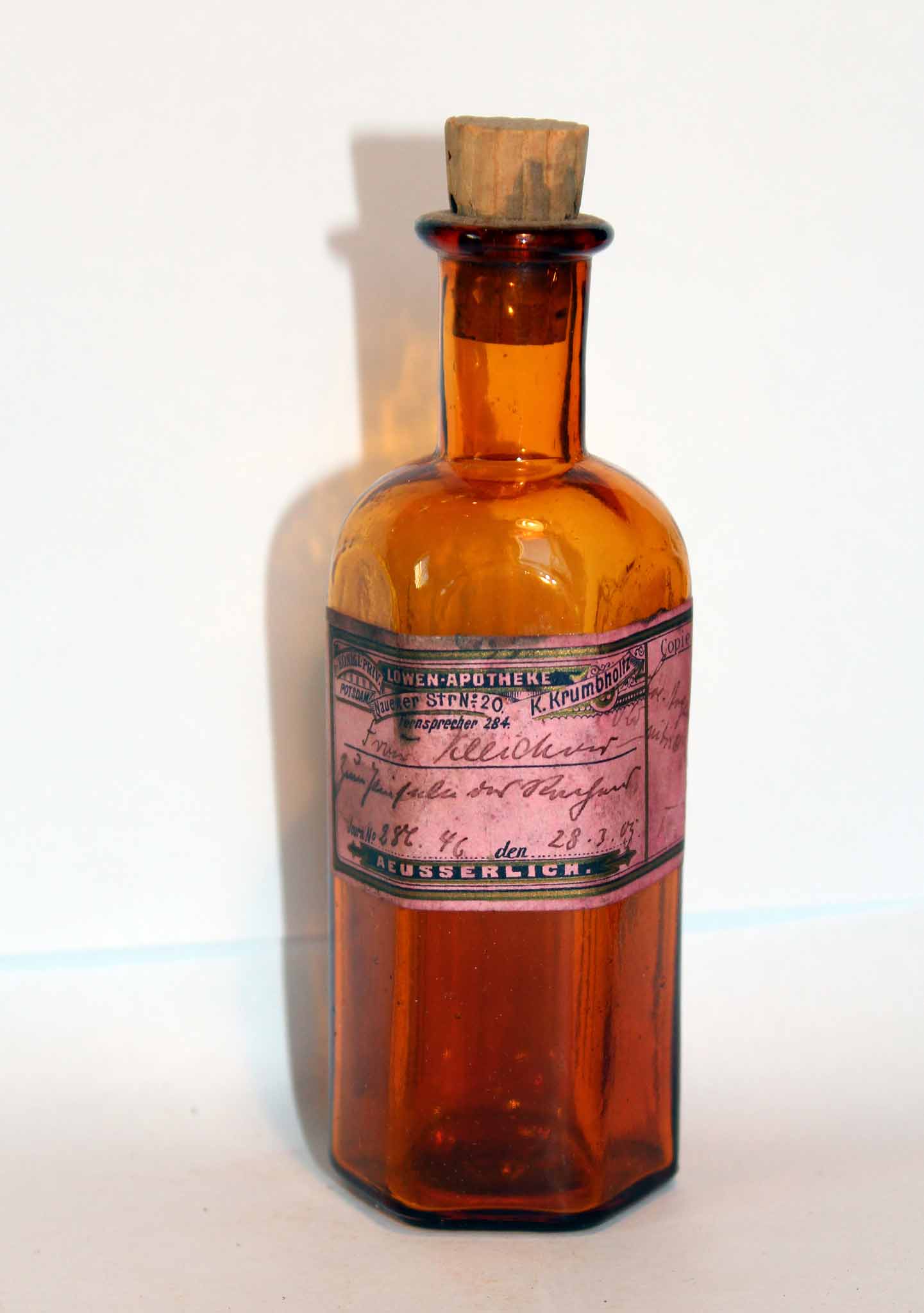 Arzneiflasche aus der Löwen-Apotheke (Potsdam Museum - Forum für Kunst und Geschichte CC BY-NC-SA)